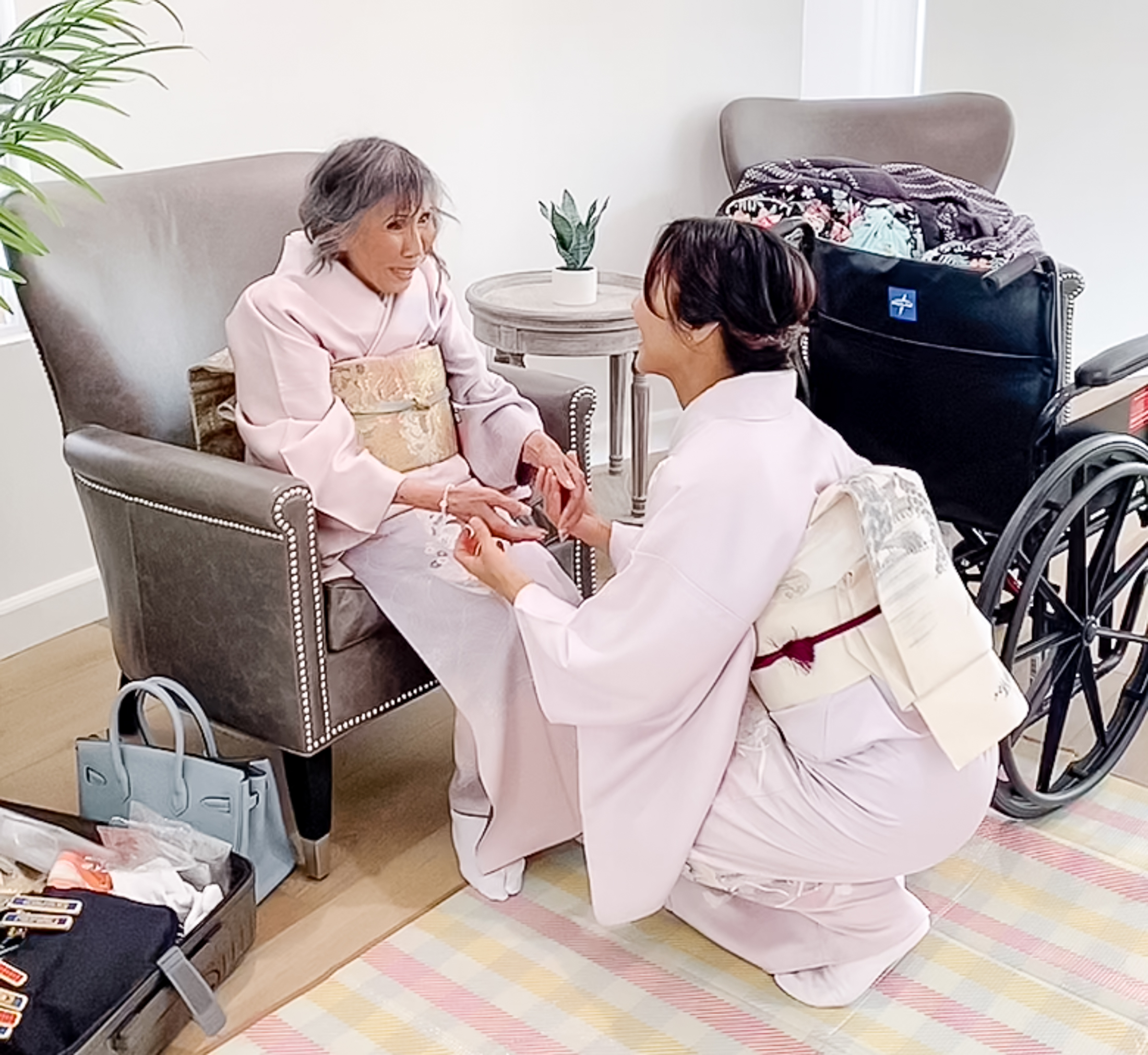 Grandmother seeing herself in kimono for the first and last time, tender moment captured by Kachou-kimono.